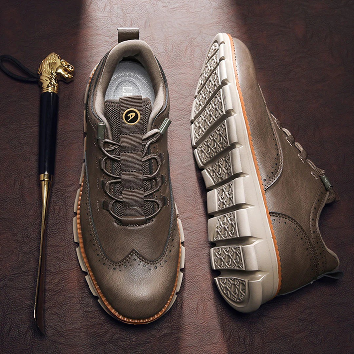 Nahaufnahme des glänzenden Leders der roten Herren Oxford Schuhe, Komfort-Innensohle sichtbar.
