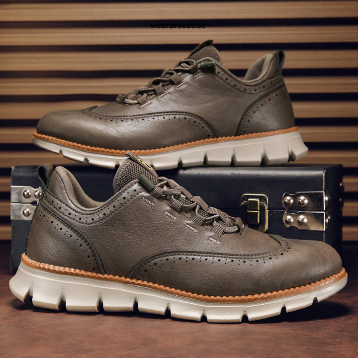 Draufsicht auf braune elegante Herren Schnürschuhe, Oxford-Stil, ideal für den smarten Look.