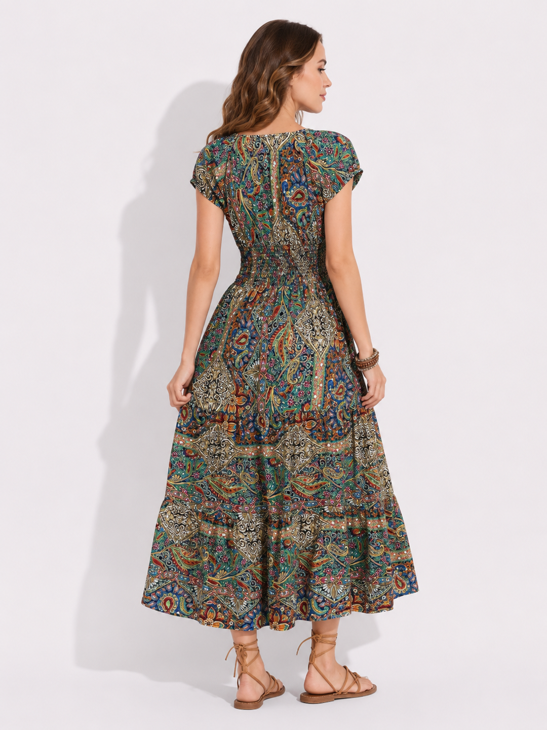 Elegantes Damen Sommerkleid in Midi-Länge mit farbenfrohem Paisley-Print. Ein Muss für Urlaub und entspannte Sommertage.