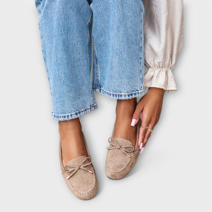 Elegante beige Damen Mokassins für hohen Komfort. Modische flache Freizeitschuhe, ideal für den Alltag und Sommer.