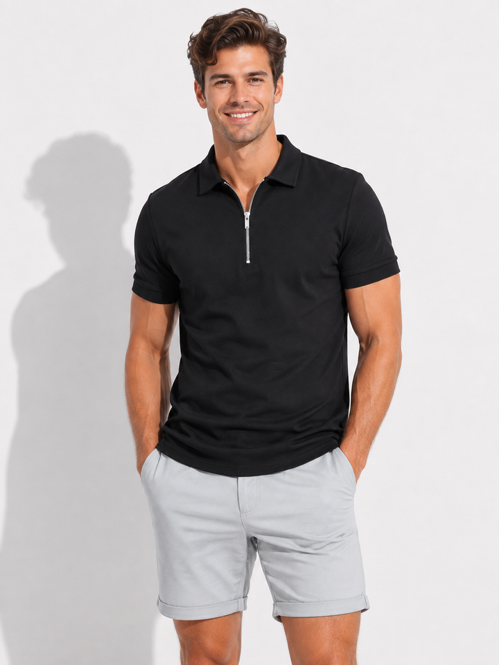 Mann trägt modernes Kurzarm Polo-Shirt mit Reißverschluss, perfekt für Sommer und Freizeit, bequeme Herrenmode.