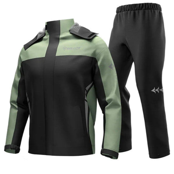 Wanderer im wasserdichten Unisex Regenanzug Stormex, perfekt geschützt auf dem Trail bei schlechtem Wetter und Regen.