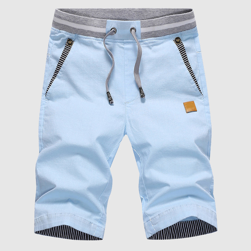 Bequeme hellblaue Herren Sommer-Shorts mit elastischem Bund & Seitentaschen. Ideal für Freizeit & Strand.
