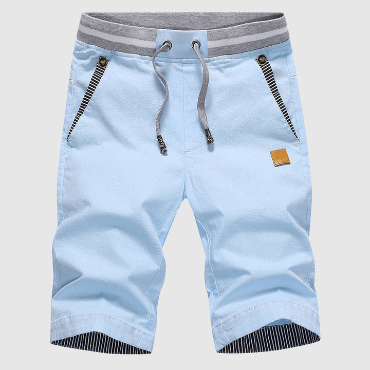 Bequeme hellblaue Herren Sommer-Shorts mit elastischem Bund & Seitentaschen. Ideal für Freizeit & Strand.