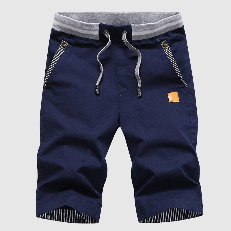 Weiße Herren Sommer-Shorts, bequem geschnitten, mit elastischem Bund und Taschen. Perfekt für Strand & Freizeit.