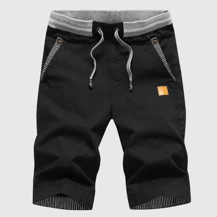 Schwarze bequeme Herren Casual Shorts mit elastischem Bund & Seitentaschen. Ideal für sommerliche Aktivitäten.