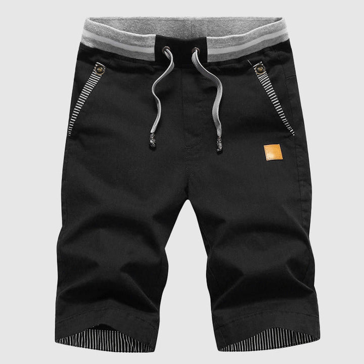 Schwarze bequeme Herren Casual Shorts mit elastischem Bund & Seitentaschen. Ideal für sommerliche Aktivitäten.