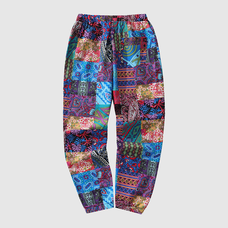 Trendige Herren Baumwoll-Patchwork-Hose in lila, blau, braun Tönen. Vielseitige Casual-Hose für Freizeit.