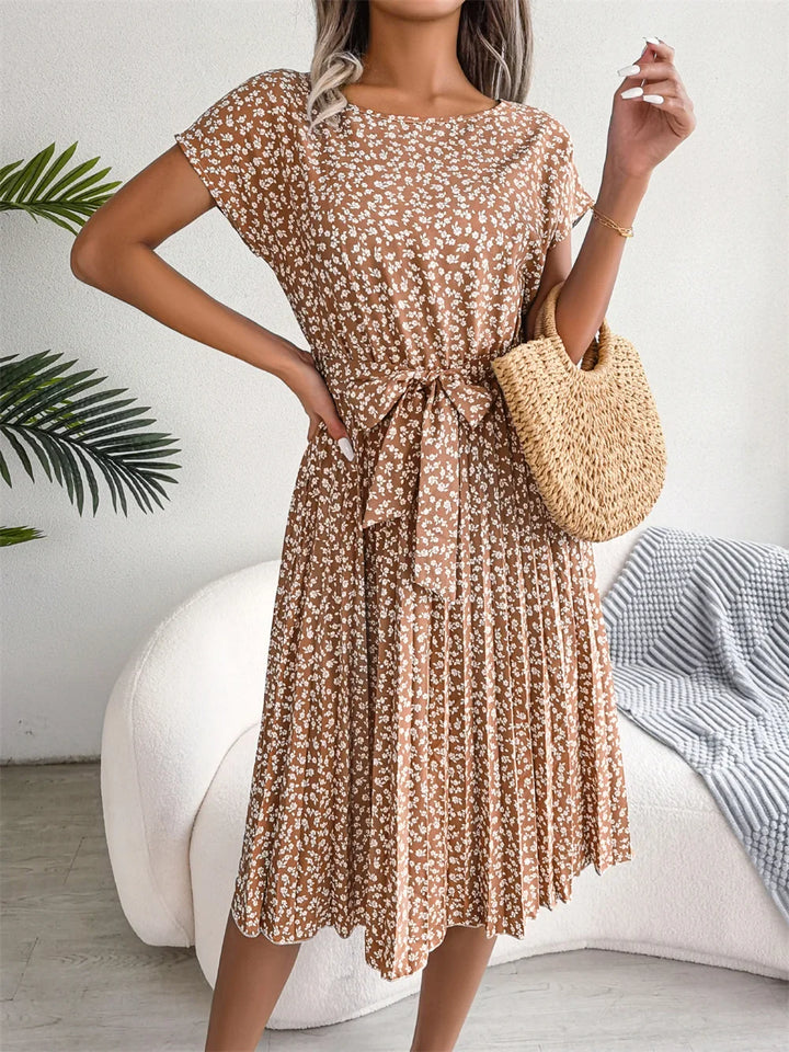 Festliches Damen Kurzarm Sommerkleid floral gemustert, plissiert, A-Linie, ideal für Gartenpartys.