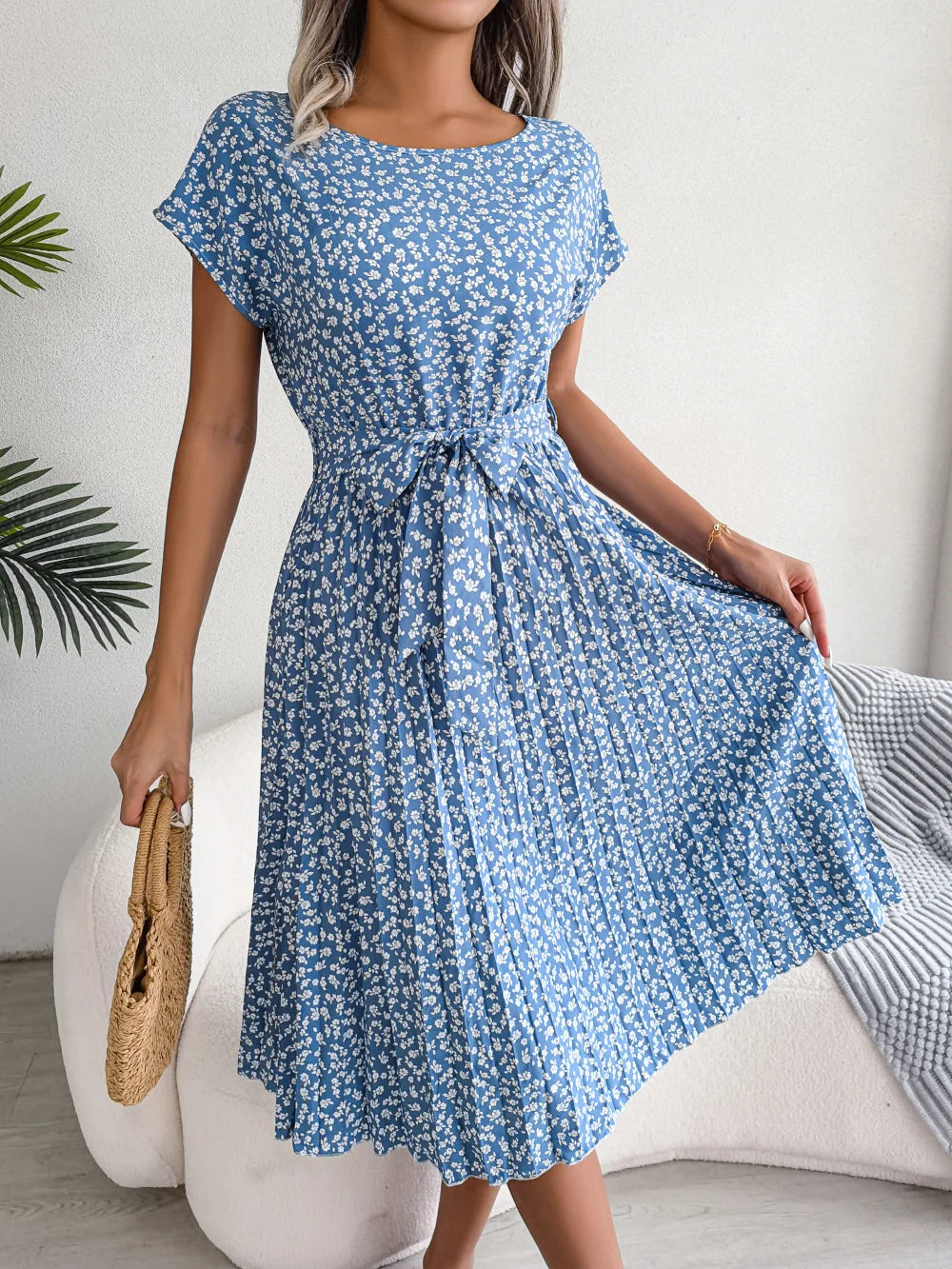 Leichtes, fließendes Damen Sommerkleid A-Linie mit floralem Plissee für einen eleganten Look.