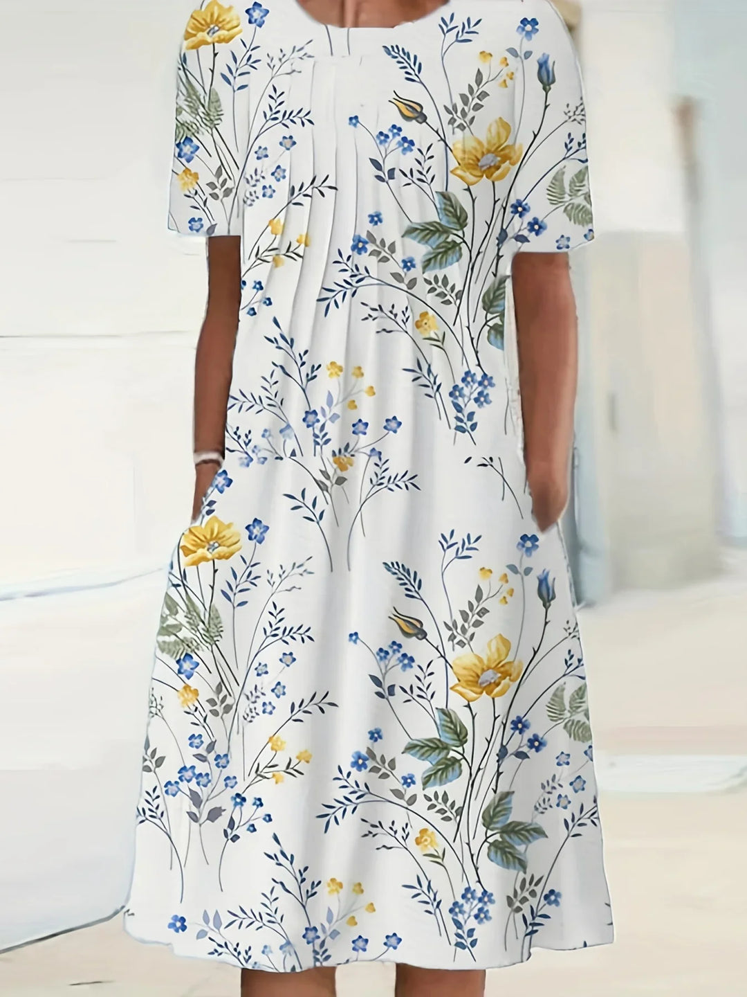 Bequemes Damen Freizeitkleid, kurzärmlig mit lebhaftem Blumenmuster, perfekt für warme Tage.
