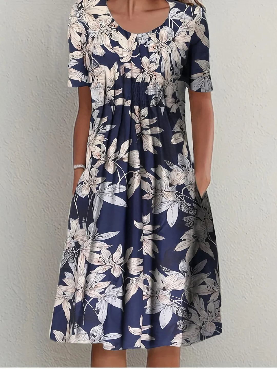 Leichtes Damen Sommerkleid mit floralem Muster, kurzärmliges Design für stilvolle Auftritte.
