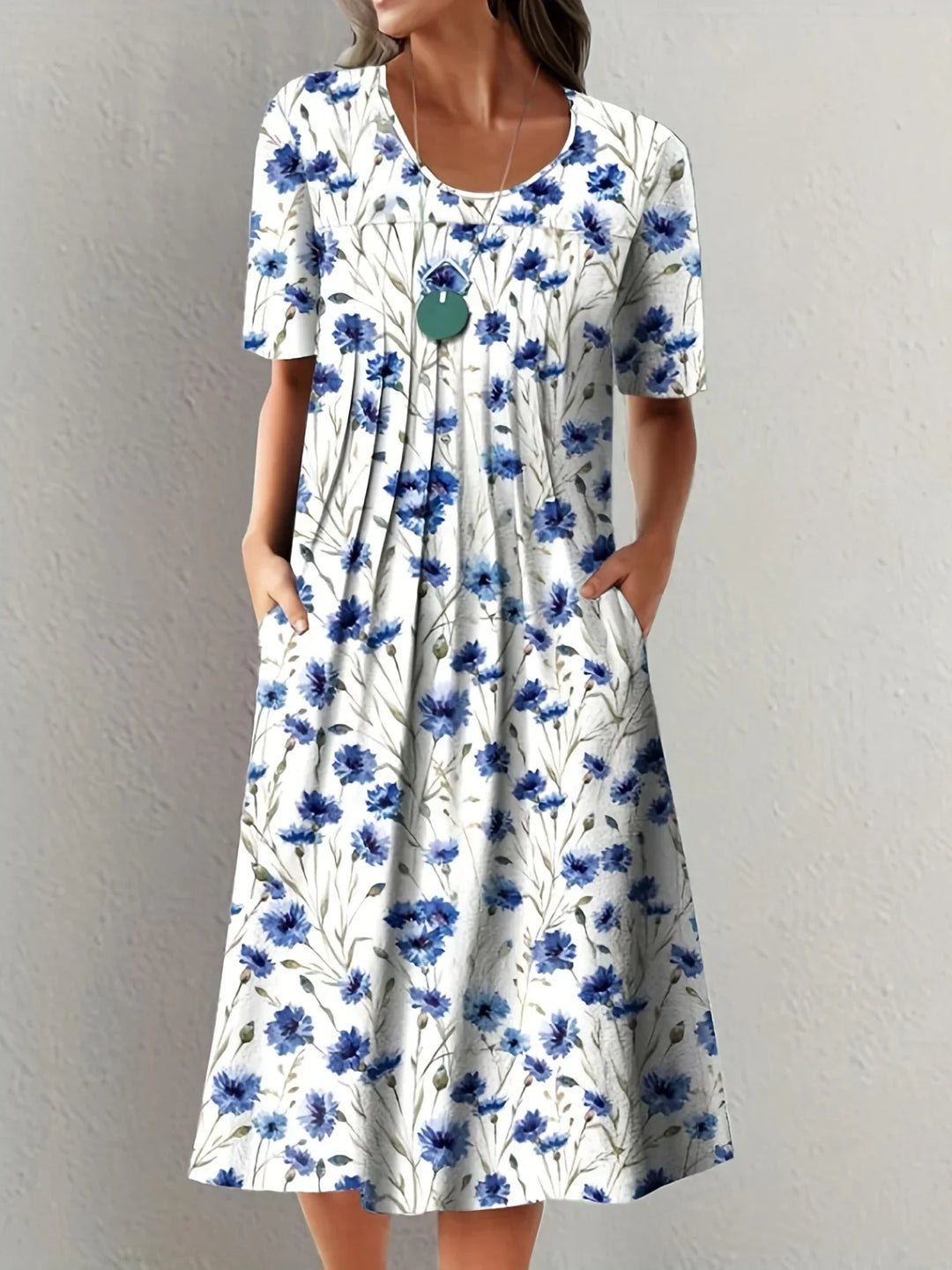 Luftiges Damenkleid mit Blumen, kurzärmlig & leicht fallend, perfekt für einen femininen Sommerlook.
