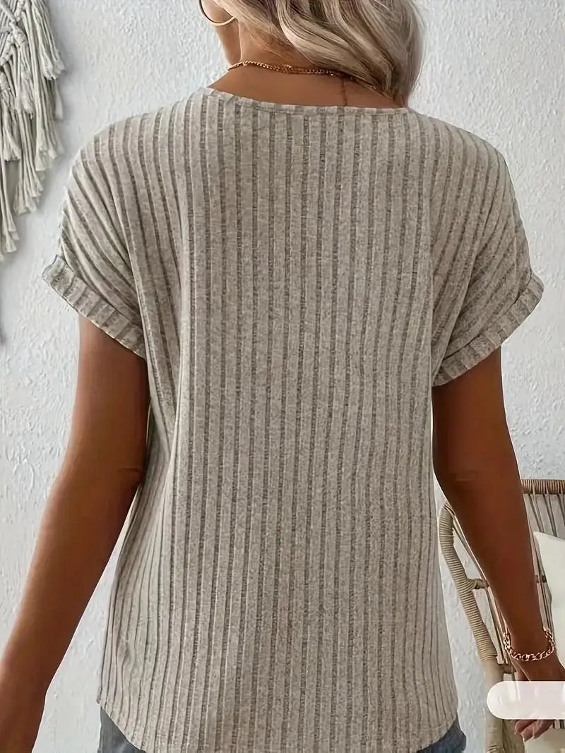 Modisches tailliertes Damen T-Shirt, gerippt, mit V-Ausschnitt & dekorativer Knopfleiste, bequem.