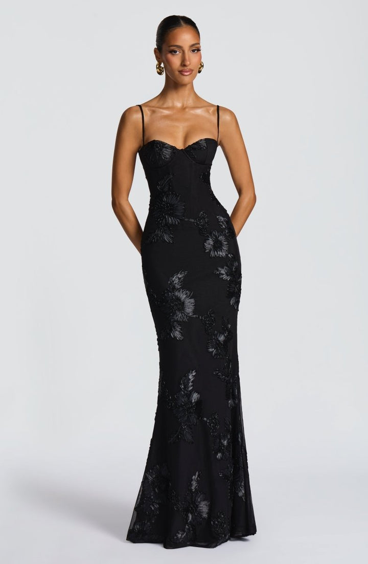 Damen Maxi Abendkleid mit offenem Rücken und eleganten Blütenapplikationen.