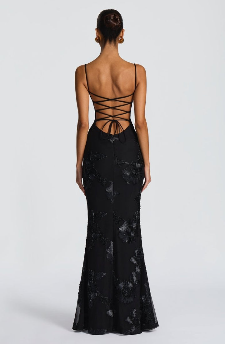 Figurbetontes Damen Partykleid, Maxi-Länge, mit tiefem offenem Rücken und zarten Blütenverzierungen.