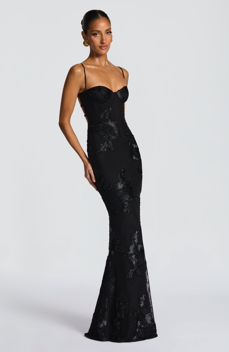 Festliches Maxi Kleid für Damen mit exquisiten Blütenapplikationen, offenem Rücken und Spitzenakzenten.