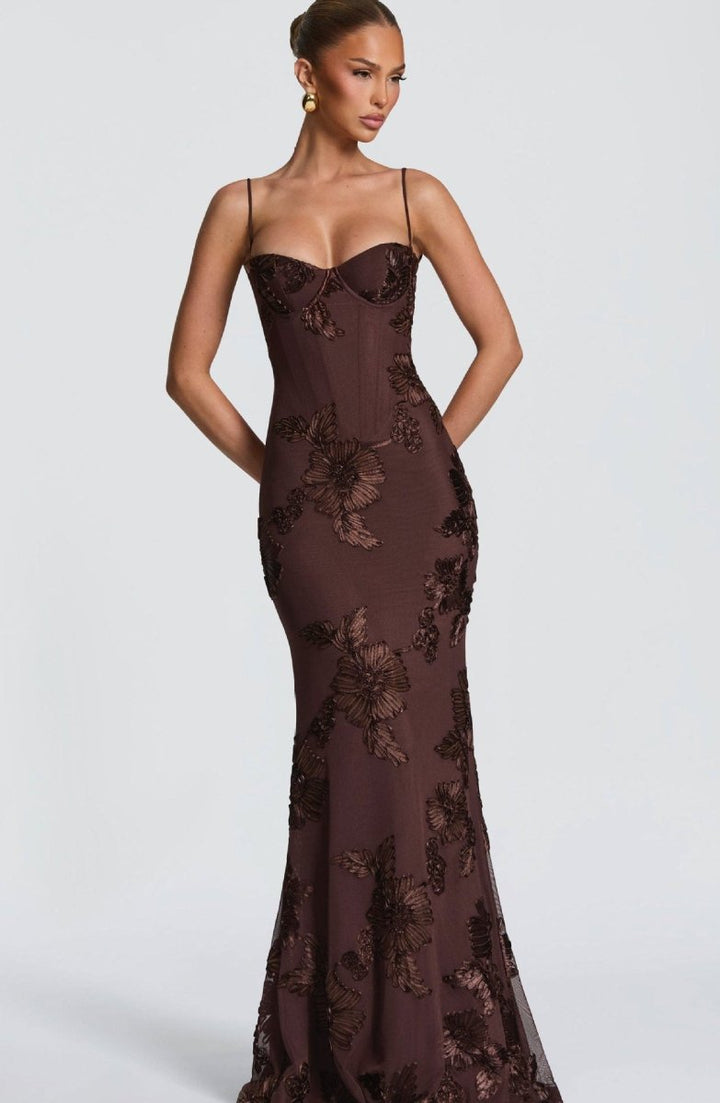 Eleganter Look: Damen Maxi Kleid für besondere Anlässe, figurbetont, offener Rücken, florale Applikationen.