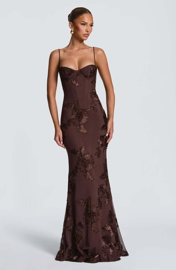 Romantisches Damen Spitzenkleid, bodenlang, mit offenem Rücken und feinen Blütenapplikationen.