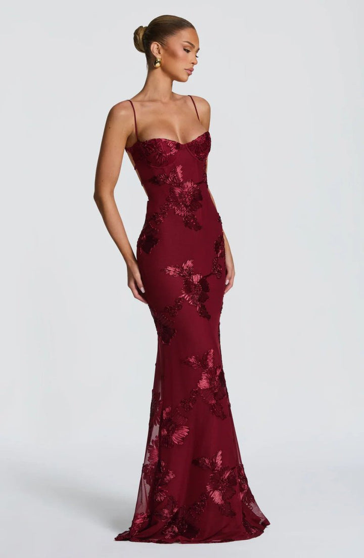 Glamouröses Damen Abendkleid, Maxi-Stil, mit auffälligem offenem Rücken und wunderschönen Blütenapplikationen.