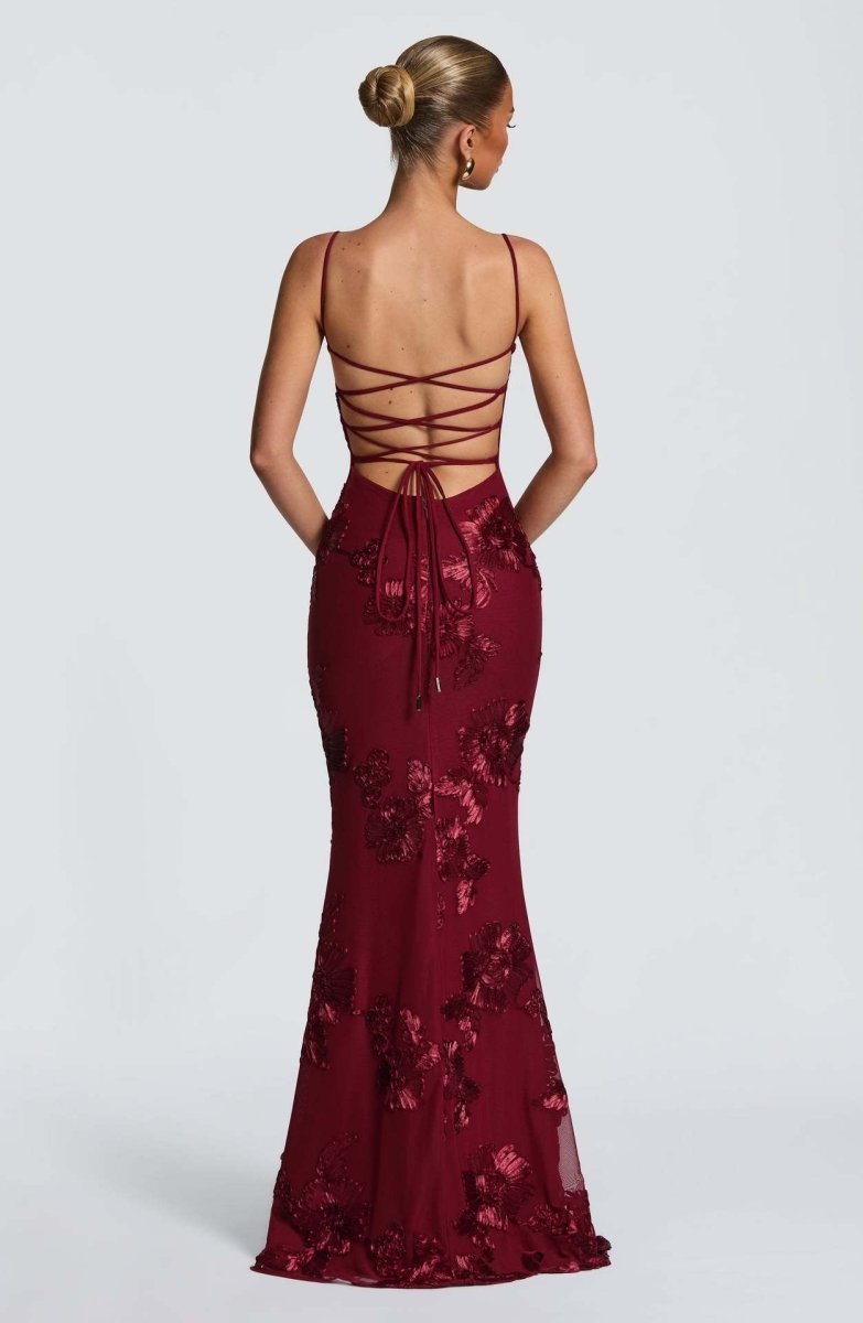 Detailansicht: Offener Rücken des Damen Maxi Kleides mit zarten Blütenapplikationen und eleganter Passform.