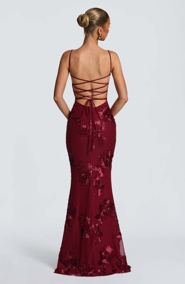 Detailansicht: Offener Rücken des Damen Maxi Kleides mit zarten Blütenapplikationen und eleganter Passform.