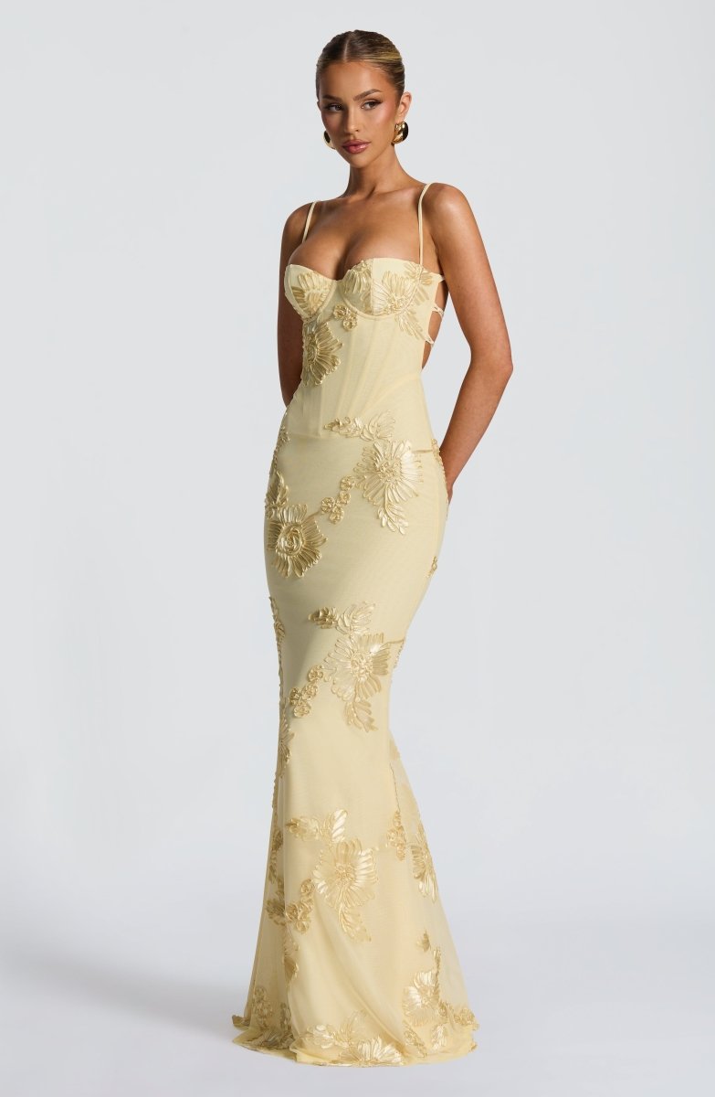 Stylisches Damen Sommerkleid, Maxi-Länge, mit offenem Rücken und detailreichen Blütenapplikationen.