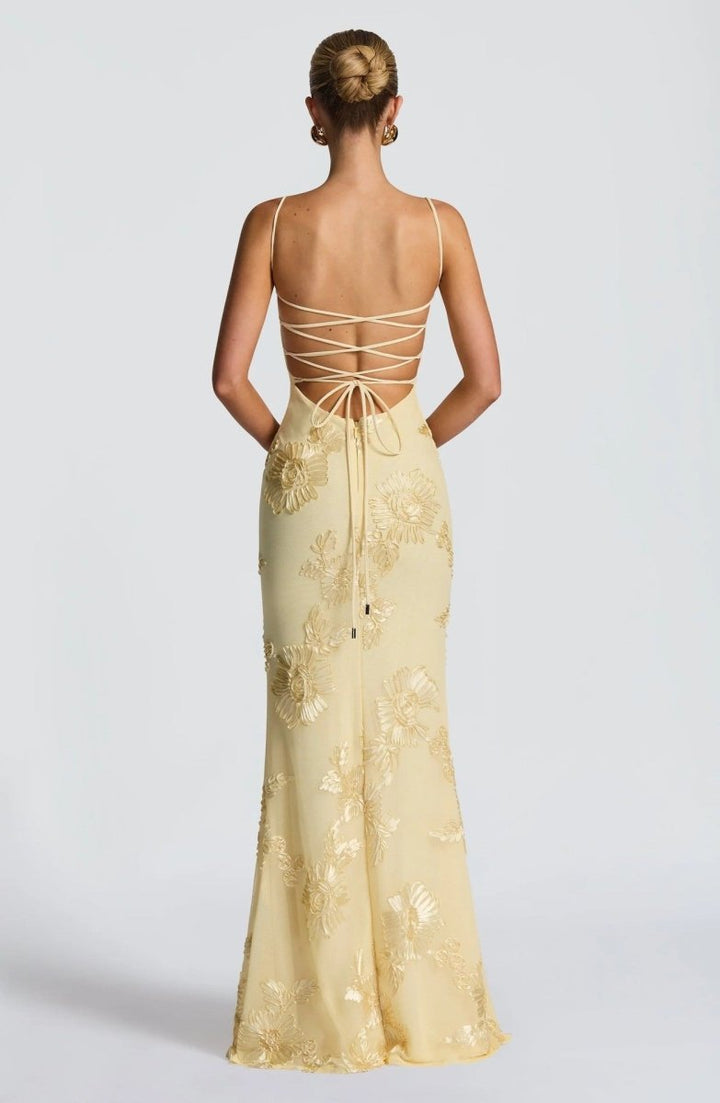 Luxuriöses Damen Maxi Kleid für Events, figurbetont, offener Rücken und beeindruckende Blütenapplikationen.