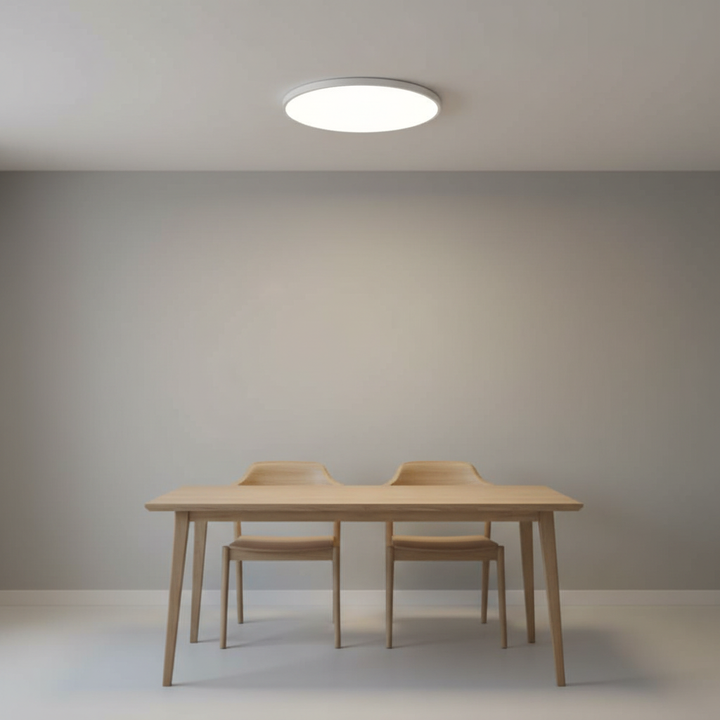 Flache, moderne LED-Deckenleuchte AuraSphere in Weiß mit tageslichtweißem Licht, ideal für Wohnzimmer.