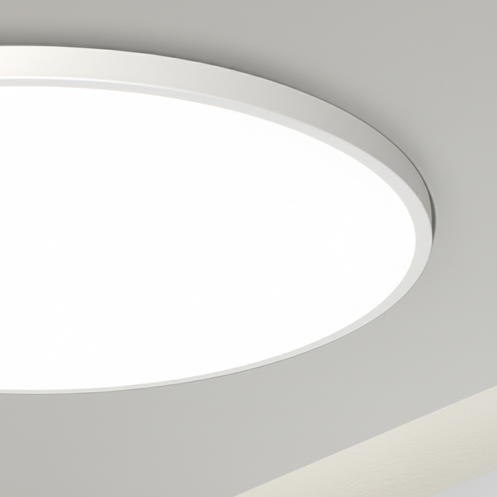 Moderne weiße AuraSphere LED-Deckenleuchte, flach, mit tageslichtweißem Licht für helles Wohnzimmer.
