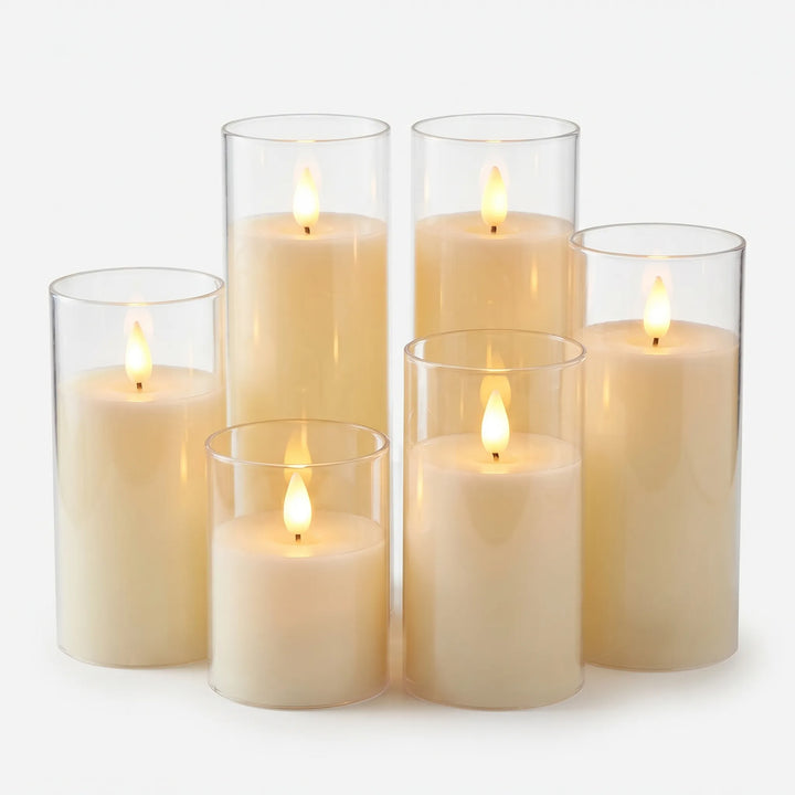 Drei sichere, flammenlose LED-Kerzen in Glaszylindern. Ideal für gemütliche, risikofreie Dekoration & warmes Kerzenlicht.