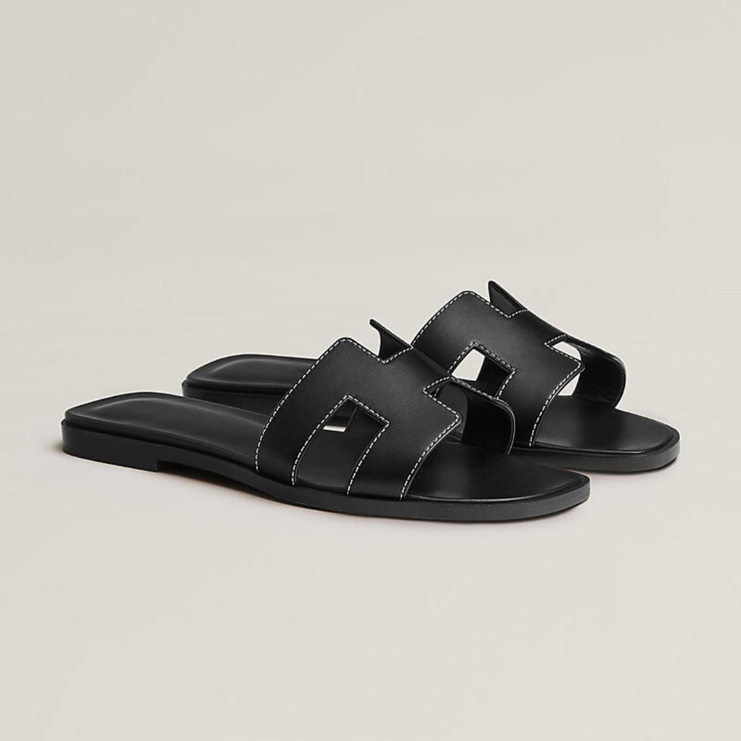 Schwarze Damen Sommersandalen "Kerry", flach, bequem, mit elegantem Cut-Out Design.