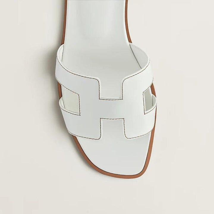 Weiße flache Damen Cut-Out Sandalen mit rutschfester Sohle, ideal für Freizeit und Sommer.