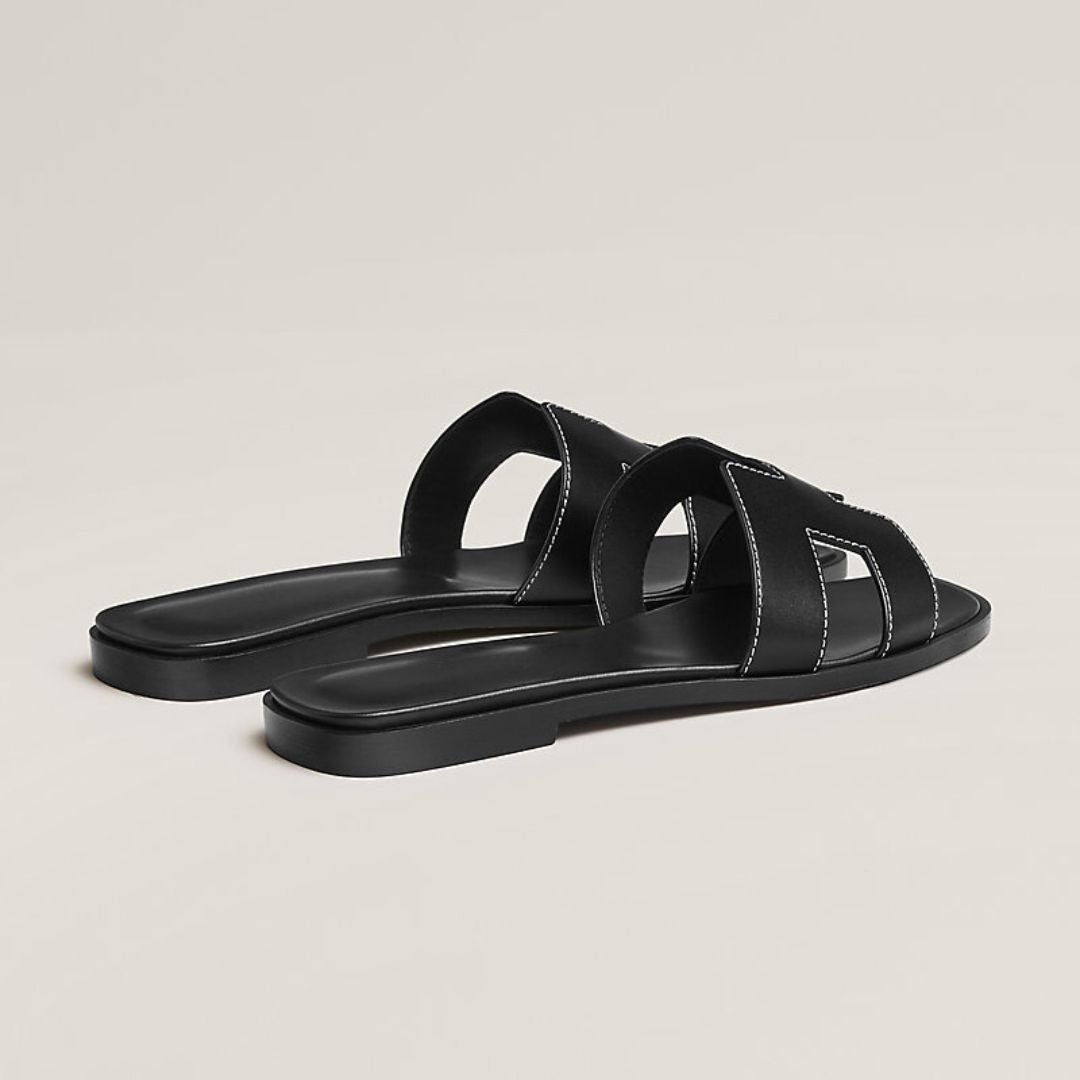 Kerry Flache Cut-Out Sandalen für Damen in Weiß, rutschfest und bequem für lange Sommertage.