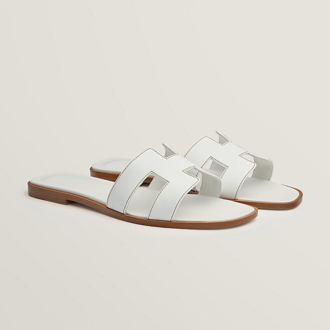 Modische flache Cut-Out Sandalen für Damen, Modell Kerry, mit verstellbaren Riemen und rutschfest.