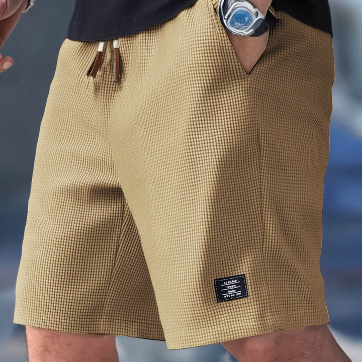 Praktische Herren Sportshorts mit mehreren Taschen und Kordelzugbund, perfekt für Outdoor-Aktivitäten.