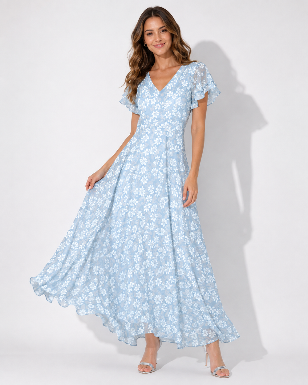 Romantisches Damen Maxikleid in Blau mit floralem Muster, elegantem A-Linie Schnitt und kurzen Ärmeln.