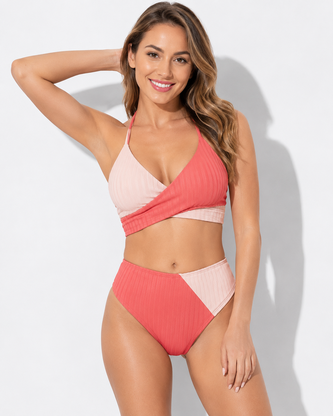 Damenbademode mit elegantem Sonnenflair. Figurschmeichelnder Badeanzug, ideal für den Sommer.