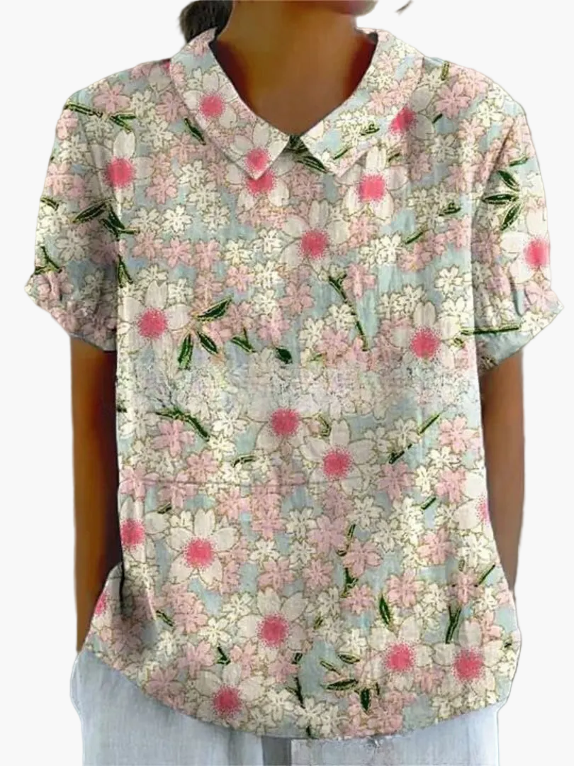 Detailaufnahme einer Vintage Damenbluse mit floralem Muster, Kragen und Knopfleiste; hochwertiger Retro-Stil.
