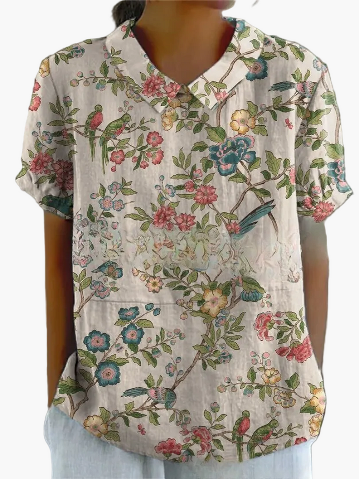 Damen Vintage Bluse mit Blumenmuster, Kragen & kurzen Ärmeln, seitliche Ansicht; vielseitig kombinierbar.