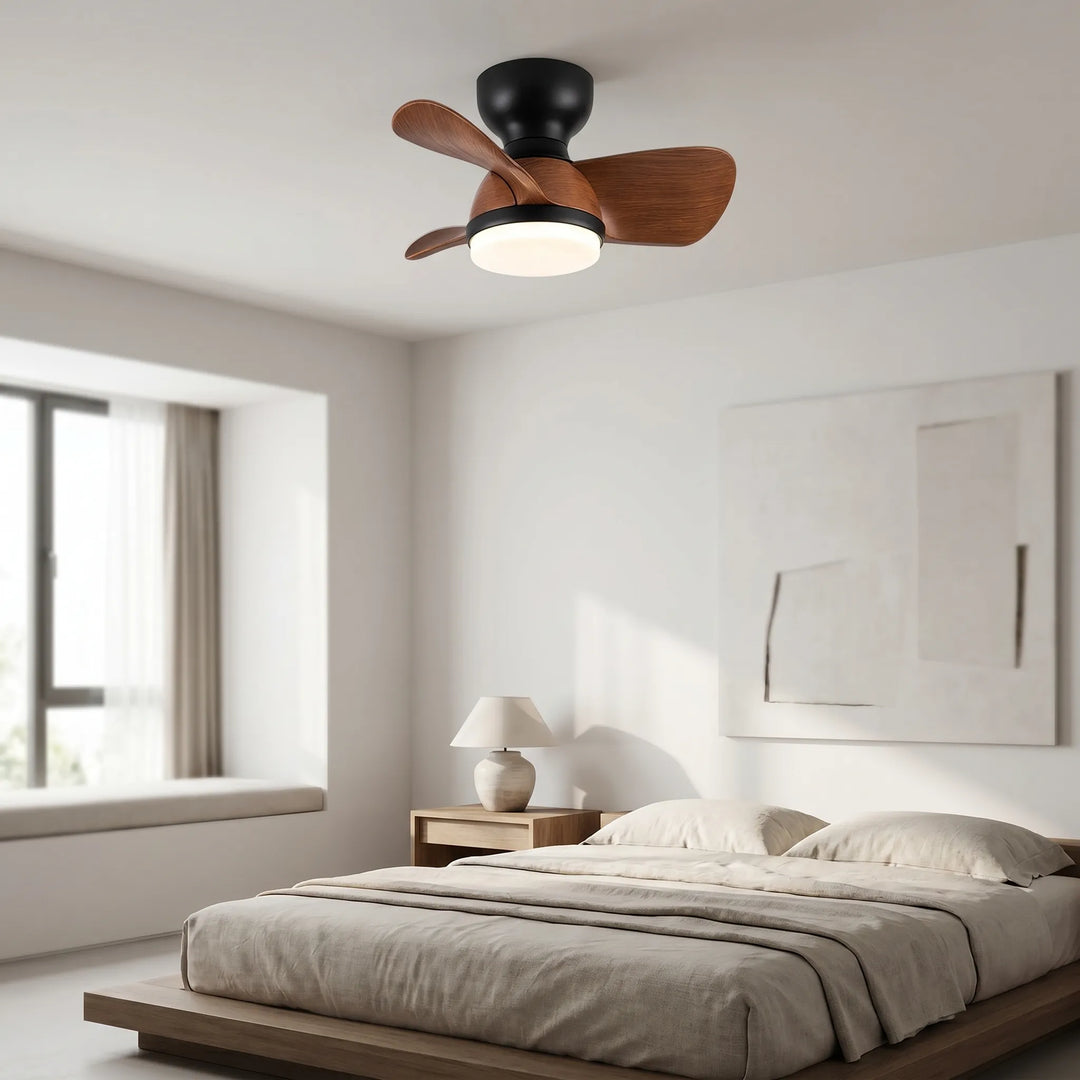 Moderner Deckenventilator mit LED-Beleuchtung für eine stilvolle Innenbeleuchtung und Kühlung.