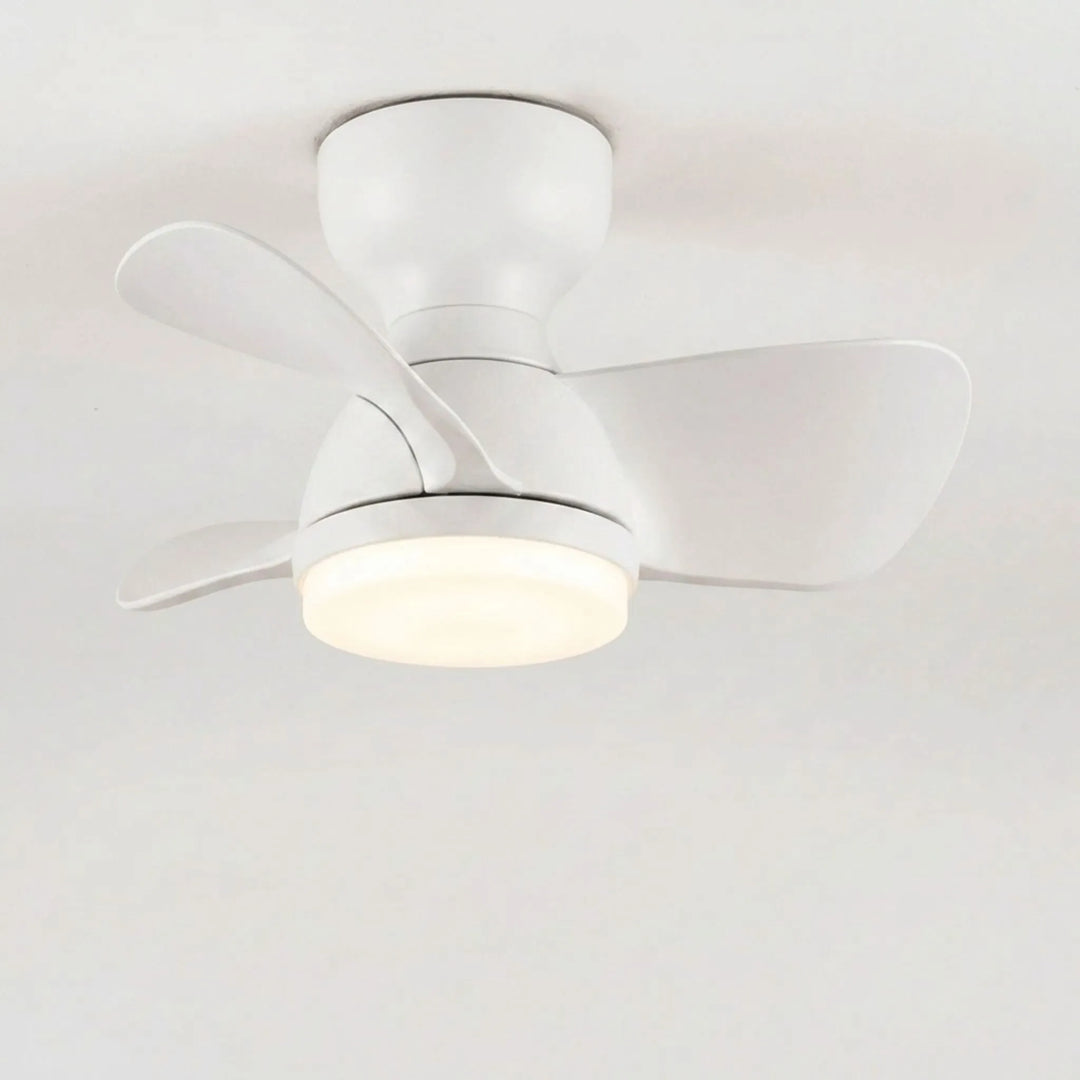 Eleganter Deckenventilator mit LED-Beleuchtung für frische Luft und angenehmes Licht im Raum.
