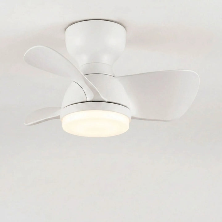 Eleganter Deckenventilator mit LED-Beleuchtung für frische Luft und angenehmes Licht im Raum.