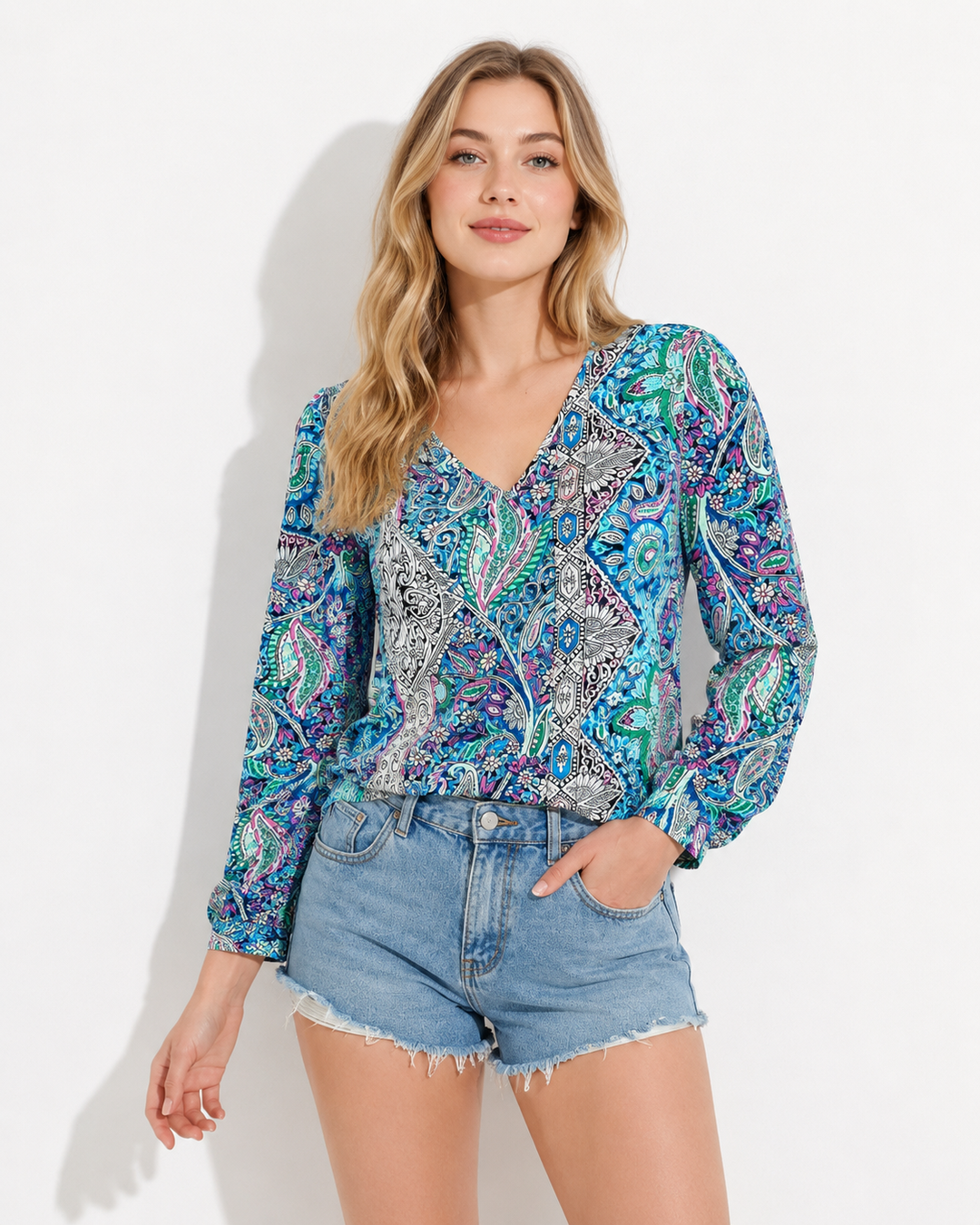 Damen Langarmshirt mit stilvollem Fokusprint, V-Ausschnitt, perfekt für Freizeit & Alltag.