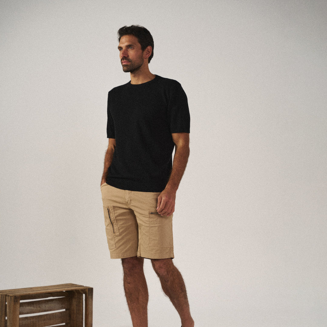 Mann trägt modische Herren Cargo Shorts mit Reißverschlüssen beim Spaziergang im Freien.