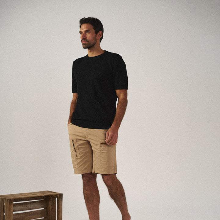 Mann trägt modische Herren Cargo Shorts mit Reißverschlüssen beim Spaziergang im Freien.