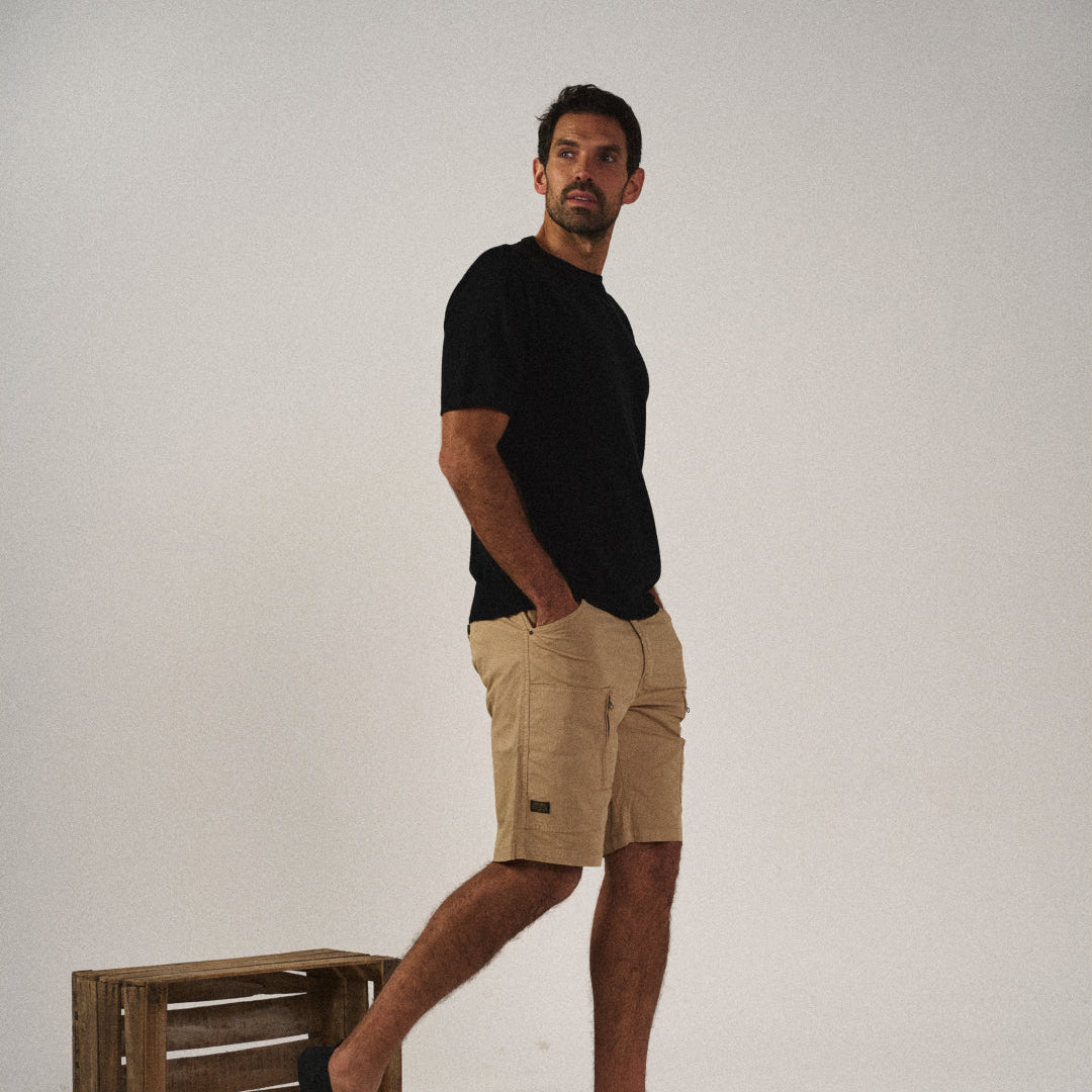 Detailaufnahme der robusten Reißverschlusstasche an Herren Cargo Shorts, sicher & praktisch.