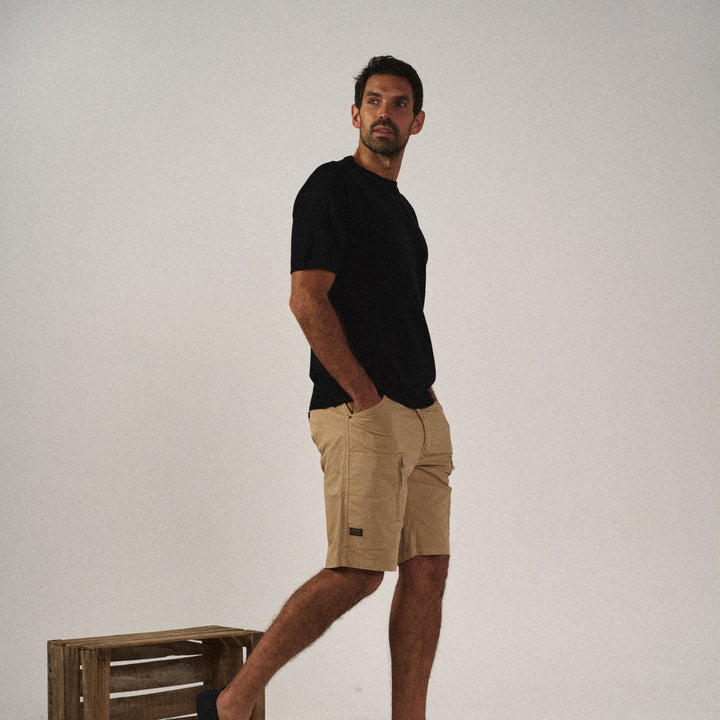 Detailaufnahme der robusten Reißverschlusstasche an Herren Cargo Shorts, sicher & praktisch.