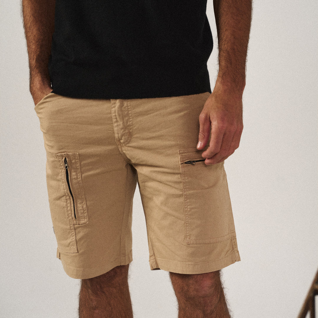 Vielseitige Herren Cargo Shorts: stilvoll für die Stadt, robust für Outdoor-Aktivitäten.