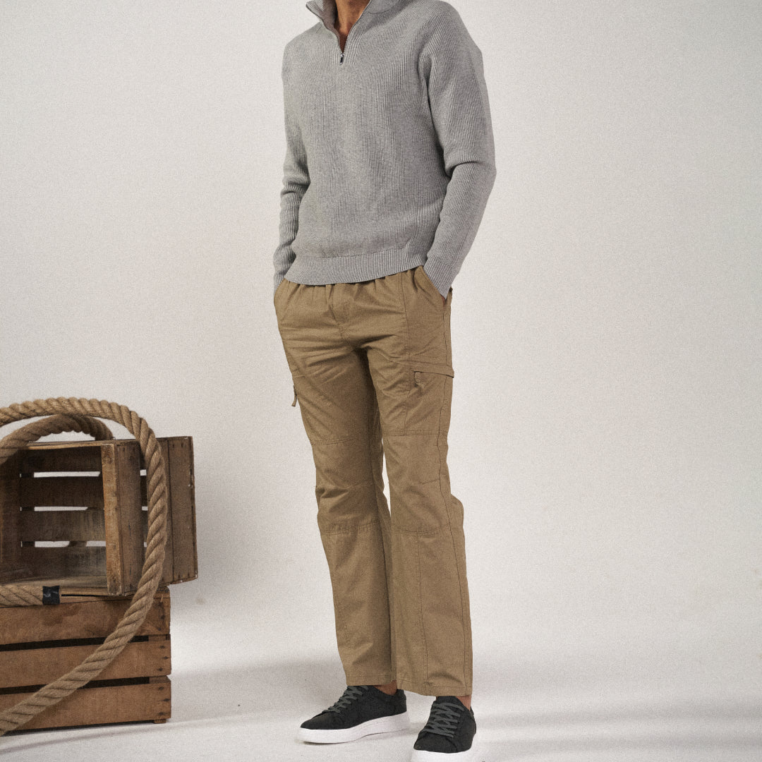 Detailaufnahme der funktionalen Cargo-Taschen einer Herren-Stretchhose, ideal für Alltag & Outdoor.
